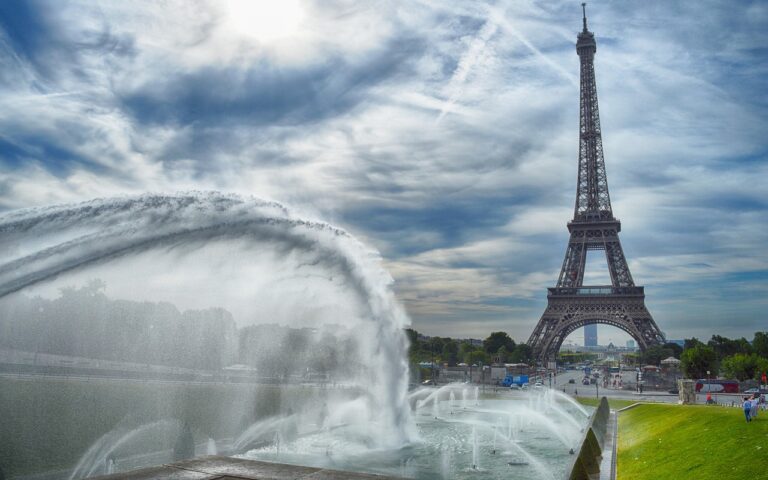 découvrez notre tournée théâtrale captivante alliant performances artistiques et émotions intenses, pour une expérience culturelle inoubliable.