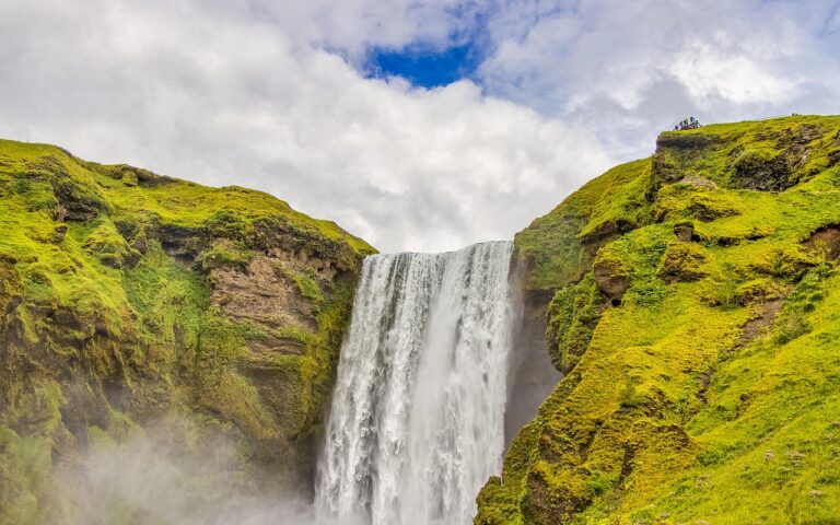 découvrez l'islande, terre de paysages époustouflants, volcans actifs, cascades majestueuses et aurores boréales inoubliables.
