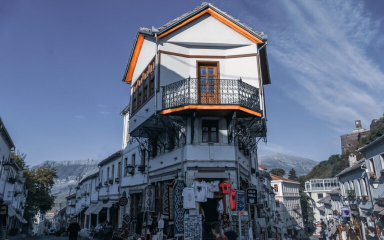 découvrez les meilleures destinations et conseils pour voyager en ukraine et en albanie en 2025. itinéraires, cultures et astuces pour un voyage inoubliable.