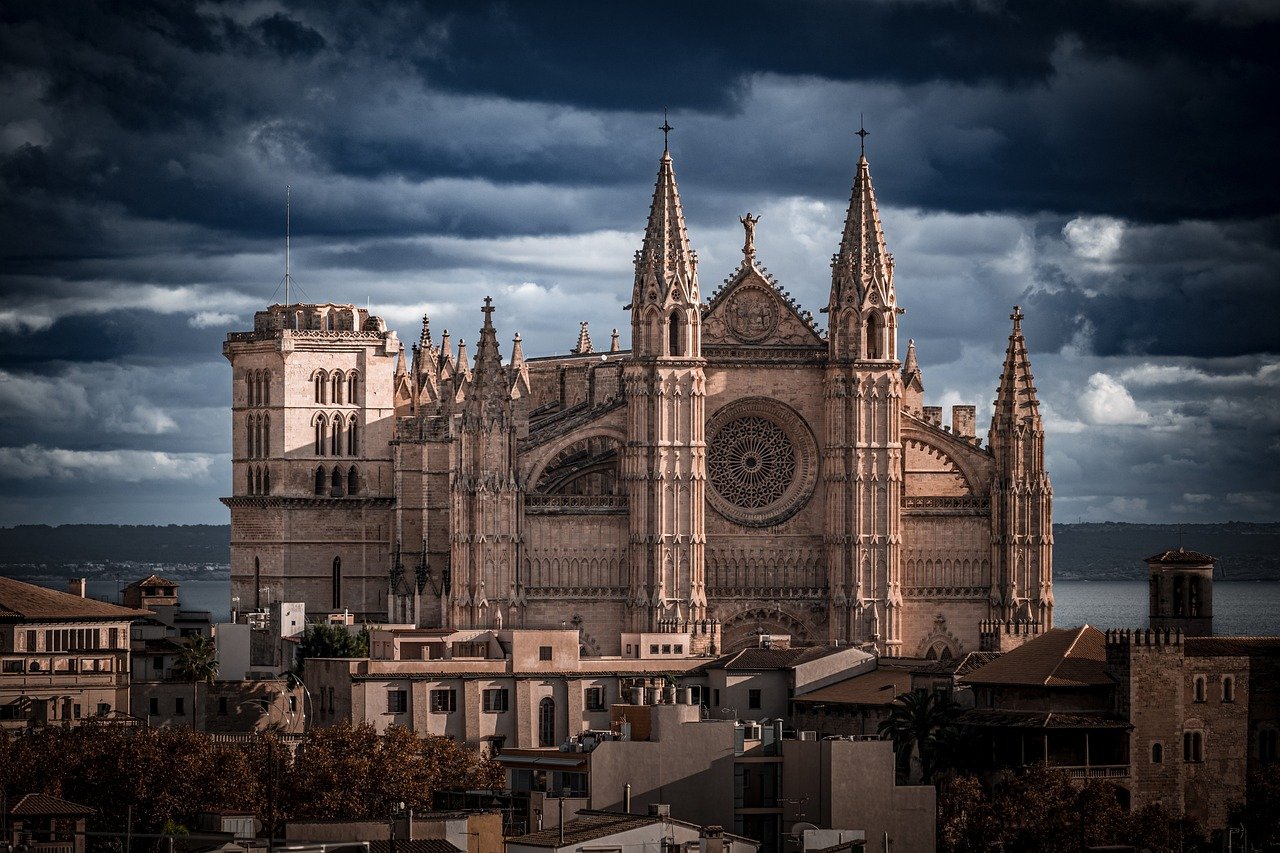 découvrez des destinations de voyage historiques fascinantes qui vous plongent dans le passé. explorez des sites emblématiques, des villes chargées d'histoire et des monuments remarquables à travers le monde, parfaits pour les amateurs de culture et d'aventure.