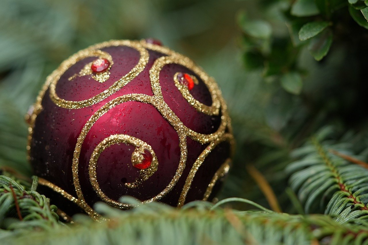 découvrez les traditions de noël à travers le monde, des décorations festives aux repas emblématiques, en passant par les activités familiales qui rendent cette période si spéciale. plongez dans l'esprit de noël et apprenez comment différentes cultures célèbrent cette fête magique.