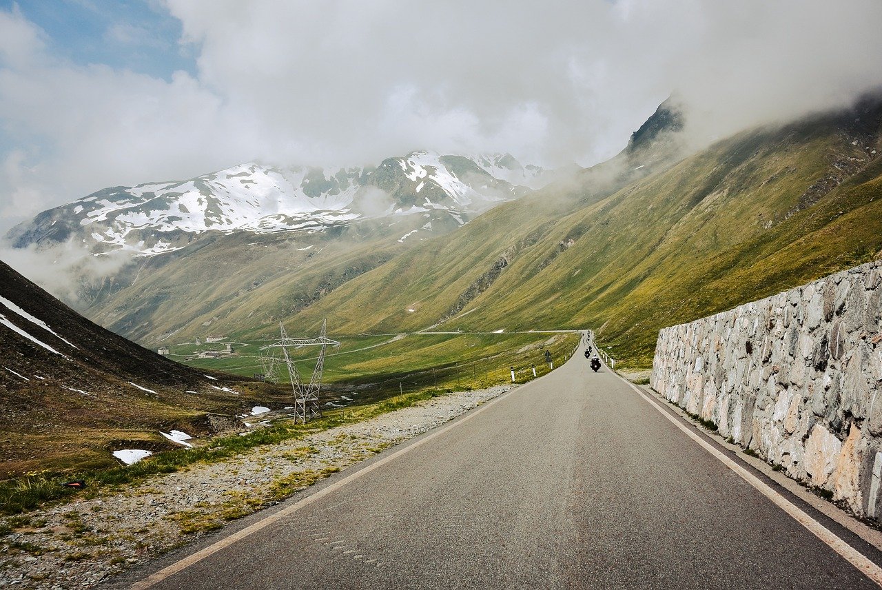 embarquez pour une aventure inoubliable avec notre guide des road trips ! découvrez les plus belles routes, des paysages à couper le souffle et des conseils pratiques pour vivre des moments mémorables sur la route. préparez-vous à explorer, à vous aventurer et à créer des souvenirs inestimables !