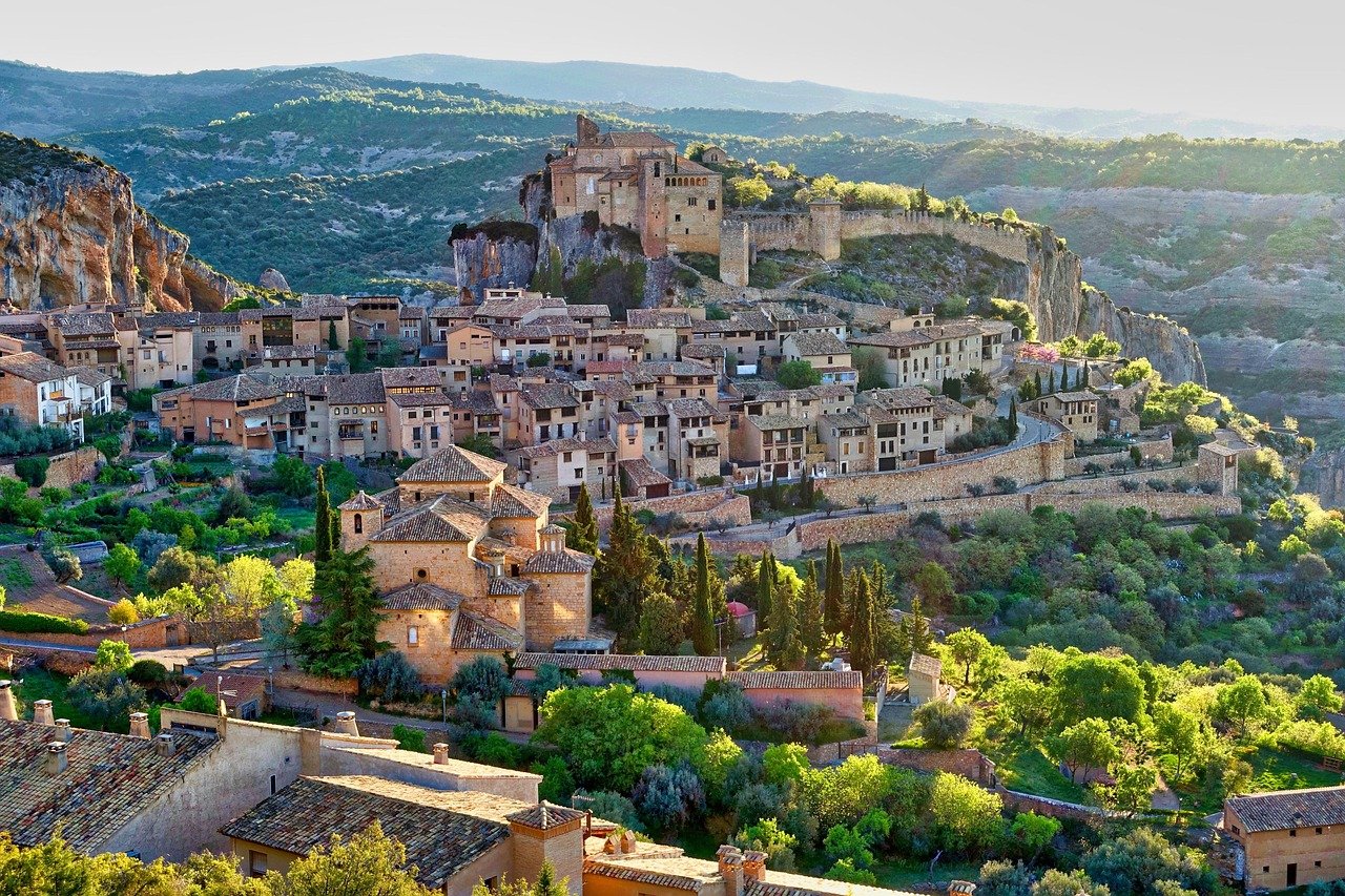 découvrez les villages historiques, témoins du passé, où l'architecture, la culture et les traditions se mêlent pour offrir une expérience unique. plongez dans l'histoire et explorez des sites pittoresques qui racontent les récits d'antan.