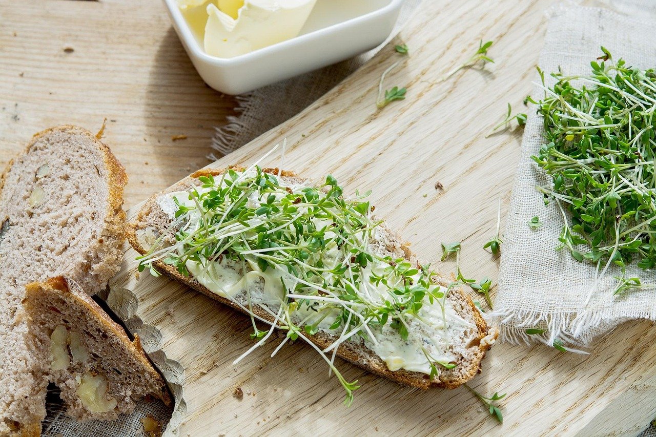 découvrez le cresson, une plante délicieuse et nutritive aux saveurs poivrées, parfaite pour agrémenter vos salades, soupes et plats cuisinés. apprenez-en davantage sur ses bienfaits pour la santé et comment l'intégrer facilement dans votre cuisine.