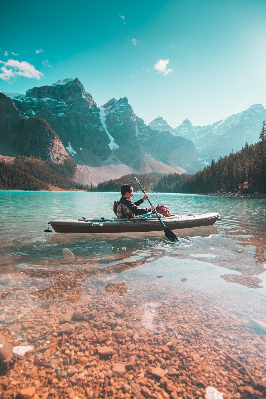 découvrez le kayak : une aventure aquatique passionnante qui vous permet d'explorer des rivières, des lacs et des mers tout en vous reconnectant avec la nature. que vous soyez débutant ou expert, trouvez des astuces, des conseils et des itinéraires pour profiter pleinement de ce sport nautique!