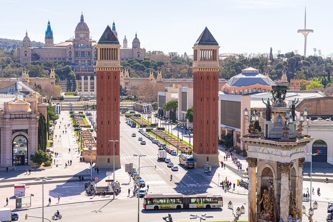 découvrez barcelone, une ville vibrante en espagne, connue pour son patrimoine architectural unique, ses plages ensoleillées, sa gastronomie savoureuse et sa vie culturelle animée. explorez ses monuments emblématiques comme la sagrada família et le parc güell.