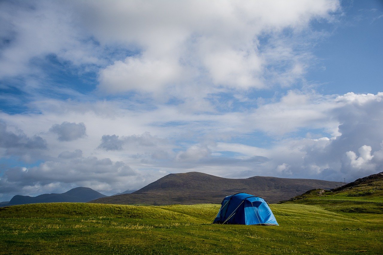 découvrez l'expérience unique du camping d'hiver : conseils, astuces et destinations pour profiter de la nature enneigée tout en savourant confort et aventure. préparez-vous à des nuits étoilées et des journées de randonnée inoubliables dans un paysage hivernal magnifique.