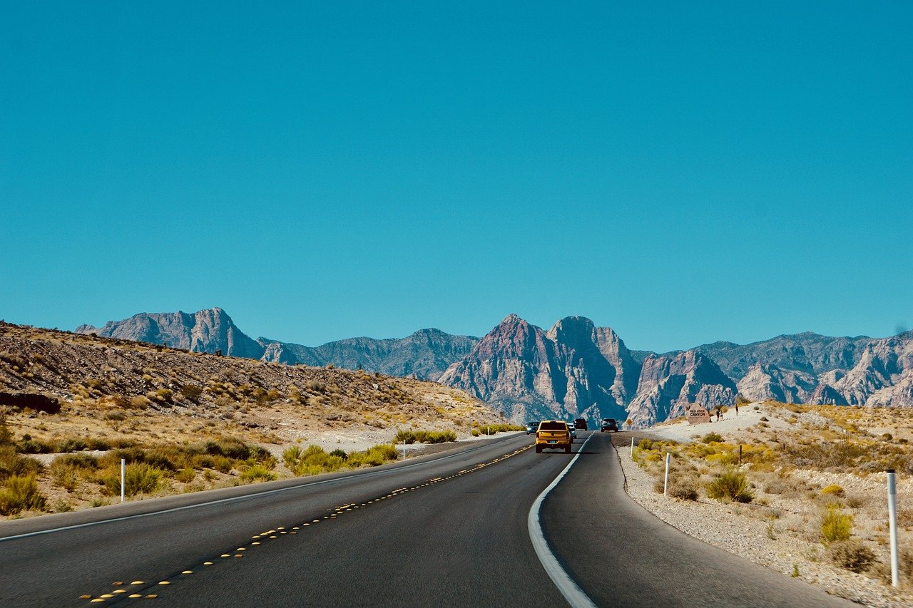 vivez l'aventure ultime avec notre guide complet sur les road trips. découvrez des itinéraires spectaculaires, des conseils pratiques et des destinations incontournables pour un voyage inoubliable sur la route. préparez-vous à explorer des paysages à couper le souffle et à créer des souvenirs mémorables.