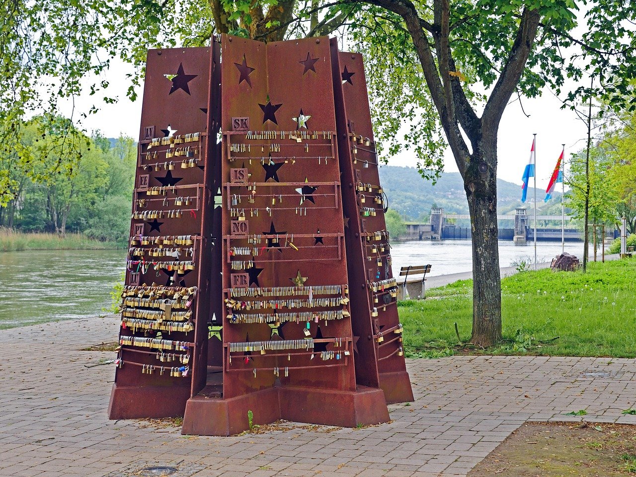 découvrez tout ce que vous devez savoir sur l'espace schengen : ses règles, ses pays membres et comment voyager sans frontières en europe. informez-vous sur les avantages et les exigences des voyages schengen.
