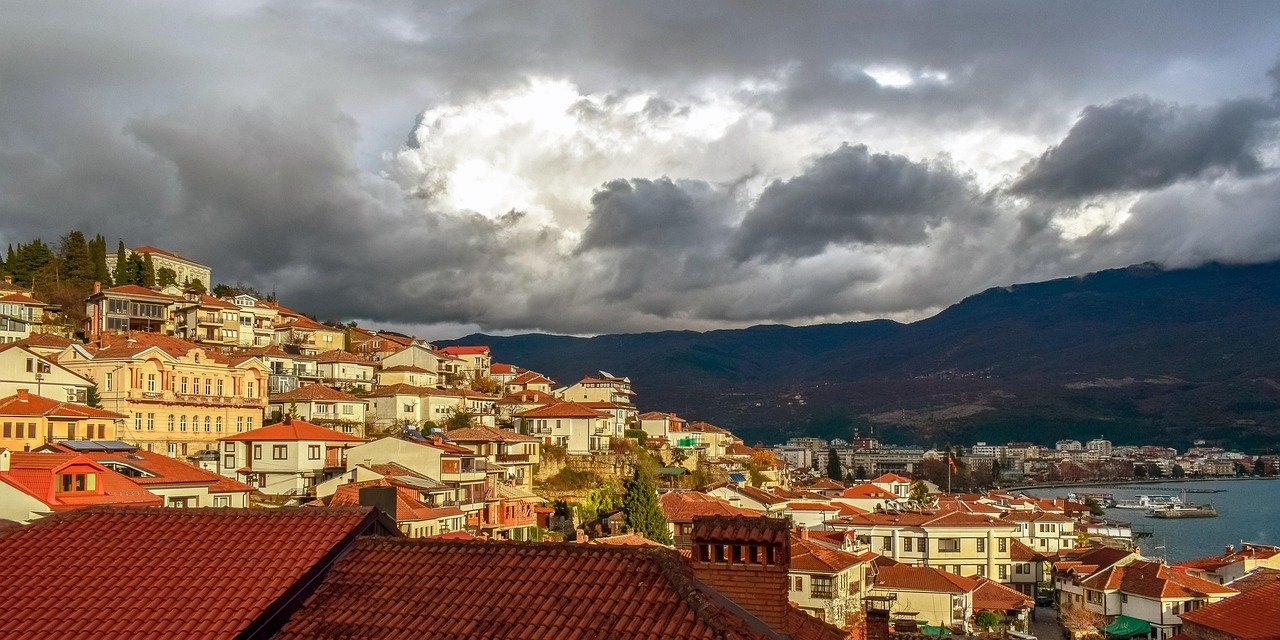découvrez la beauté de la macédoine du nord, un pays riche en histoire, culture et paysages époustouflants. explorez ses charmantes villes, ses lacs cristallins et sa délicieuse cuisine traditionnelle. un voyage inoubliable vous attend au cœur des balkans.