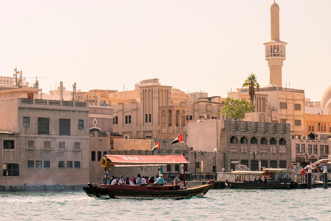 découvrez nos visites guidées uniques qui vous plongent au cœur des trésors culturels et historiques. partez à l'aventure avec nos guides passionnés et explorez des destinations fascinantes tout en apprenant des anecdotes captivantes.