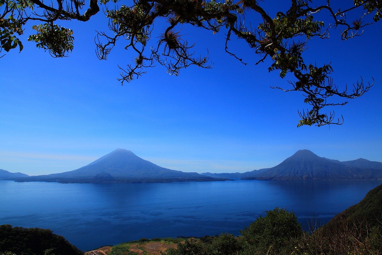découvrez le guatemala, un pays fascinant d'amérique centrale, riche en culture, en histoire et en paysages époustouflants. explorez ses ruines mayas, ses montagnes majestueuses et ses plages magnifiques. plongez dans la vibrante culture locale à travers sa gastronomie, ses marchés colorés et ses traditions uniques.