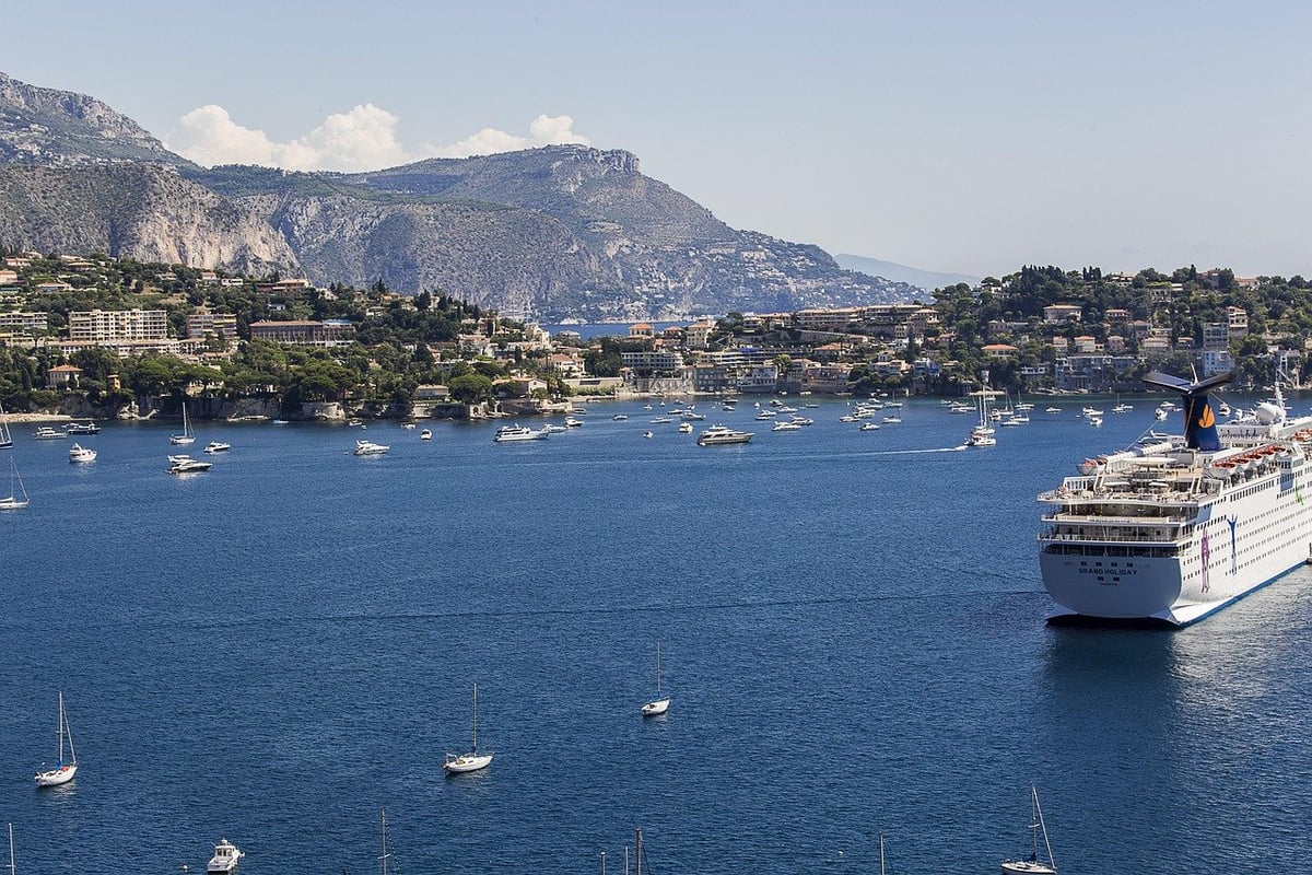 Découvrir la Côte d’Azur en voiture : itinéraires et astuces utiles
