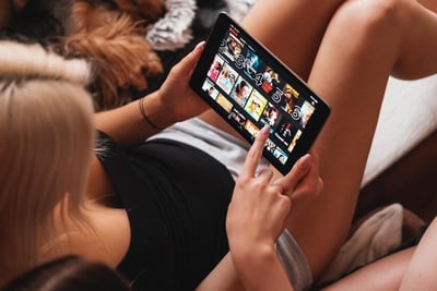 Offline Love : découvrez la série Netflix qui vous fera rêver d’amour sur la Côte d’Azur