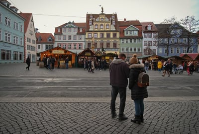 Le souvenir terrifiant d’une nuit au marché de Noël : Un couple ne retournera jamais là où tout a basculé
