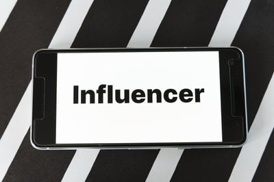 L’impact du marketing d’influence sur l’univers du voyage : statistiques essentielles et plateformes incontournables
