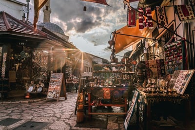 Découvrir la culture locale à travers les marchés