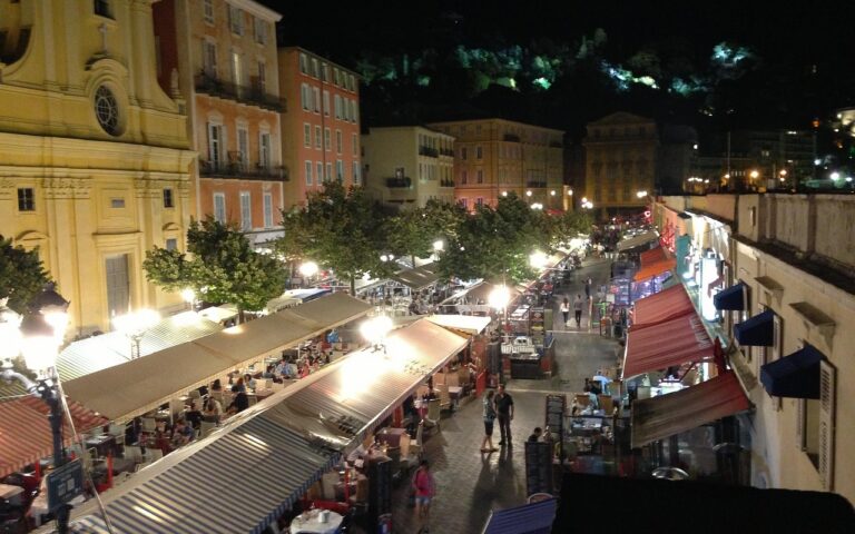 découvrez nice, joyau de la côte d'azur, avec ses plages ensoleillées, son charme méditerranéen et son riche patrimoine culturel.